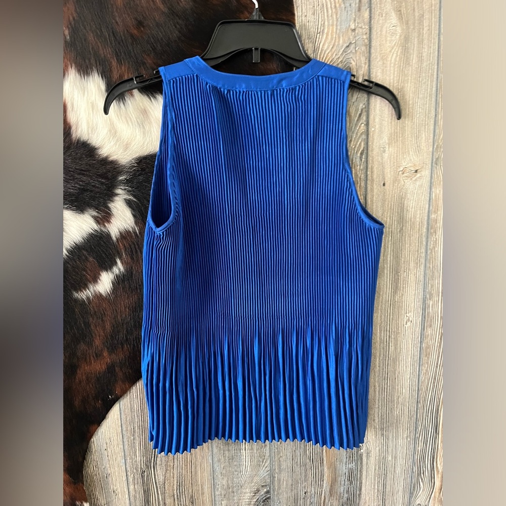 Banana Republic size small petite royal blue pleated sleeveless blouse - Picture 4 of 5
